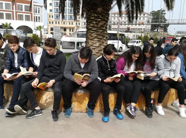 Atatürk Meydanı´nda Kitap Okuduk